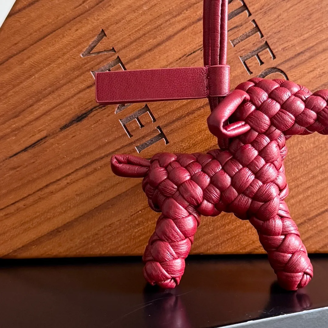 Batch 540 BOTTEGA VENETA2025 new puppy-shaped pendant braided puppy is now online😎The leather braided puppy-shaped pendant can be hung on any handbag, and it is as cute, delicate and colorful as it matches with a bag. Cute and cute, it will touch your heart at any time. It can be hung on bags or keychains. Who can resist such a cute puppy? Style number: 807068
